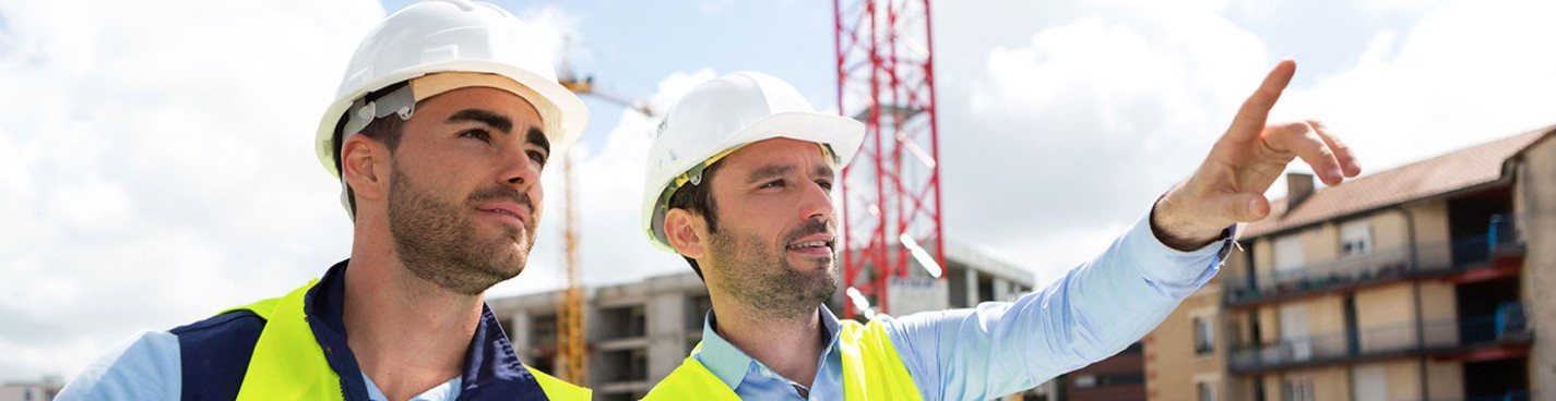 imagem mostra dois trabalhadores da construção