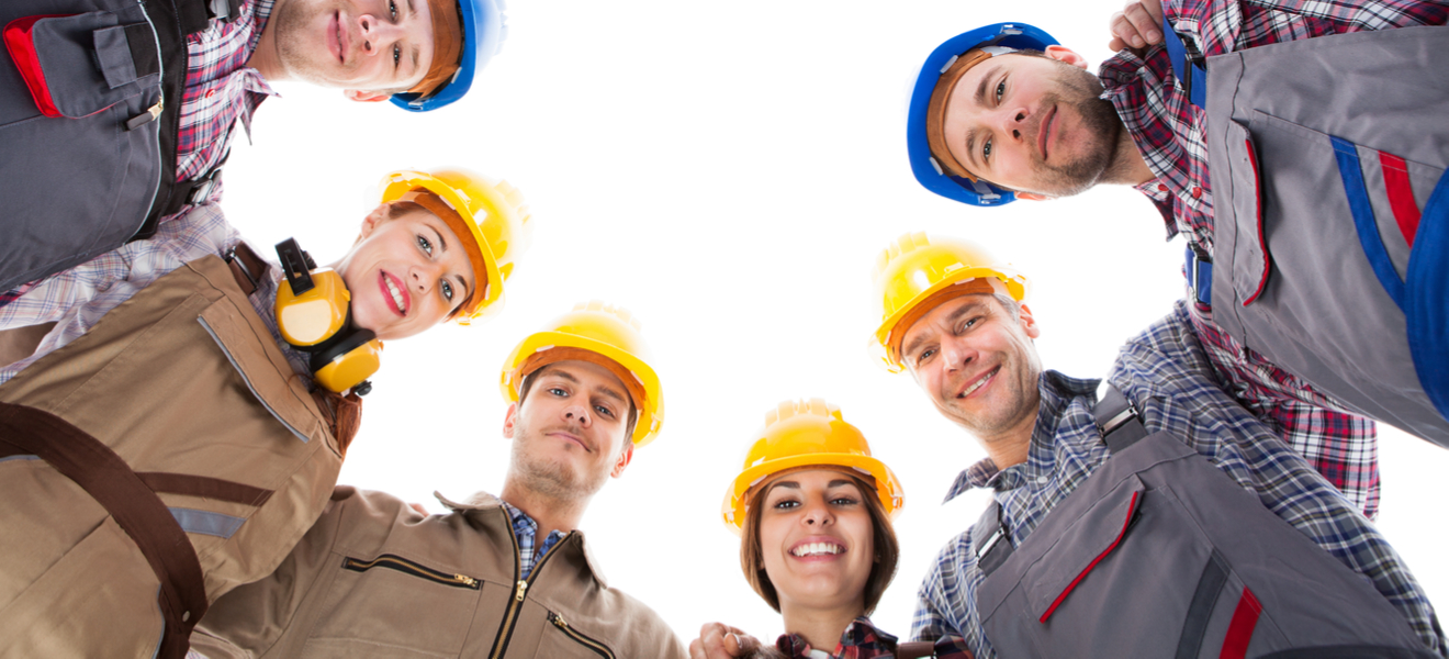picture shows employees on a construction site who are consulting about health and safety
